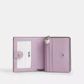 Cartera con cierre a presión de cuero exclusivo y colgante en forma de corazón