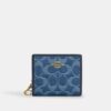 Cartera con cierre a presión en denim exclusivo