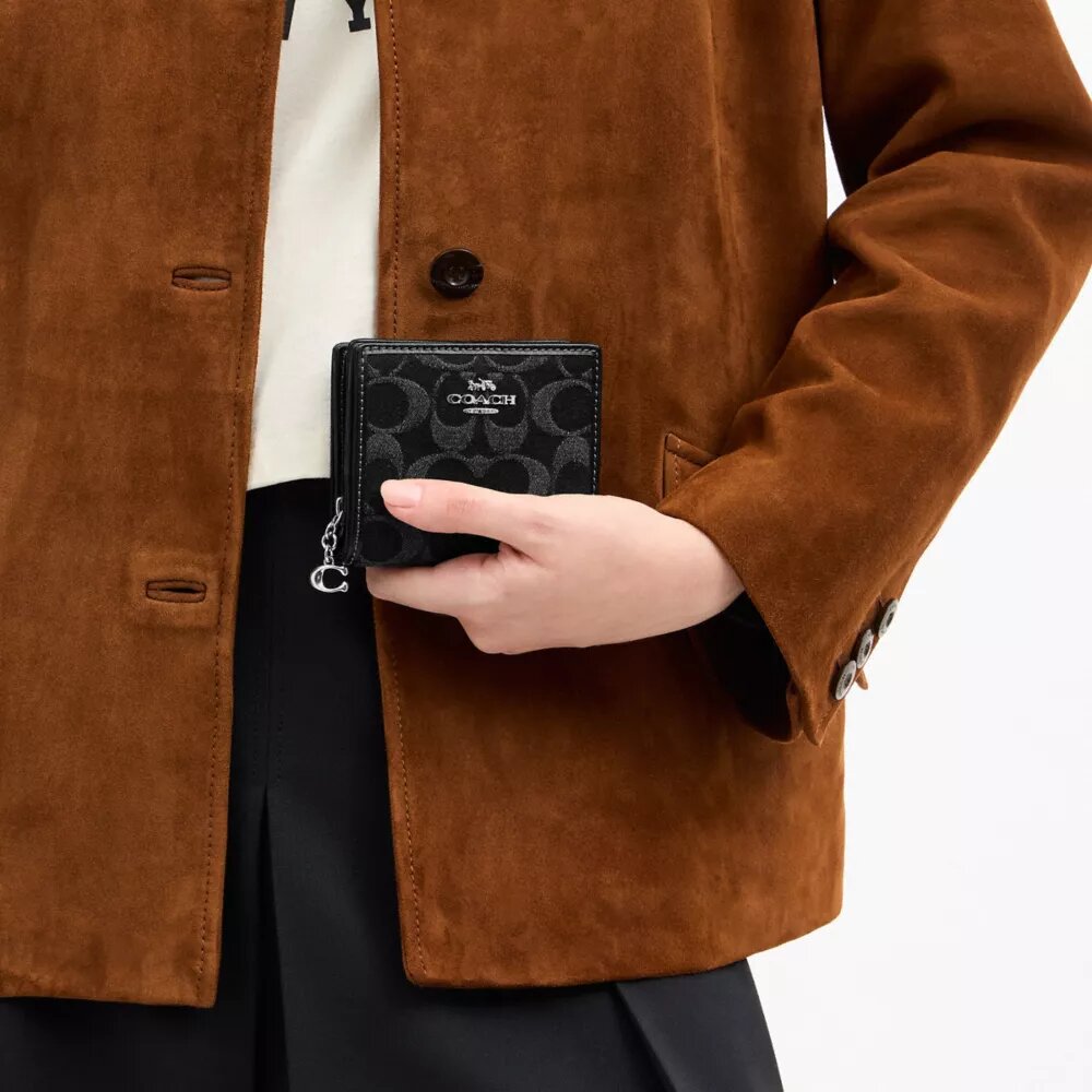 Cartera con cierre a presión en denim exclusivo