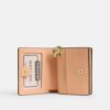 Cartera con cierre a presión en piel exclusiva y Charms