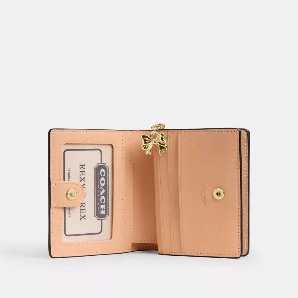 Cartera con cierre a presión en piel exclusiva y Charms