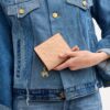 Cartera con cierre a presión en piel exclusiva y Charms