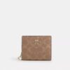 Cartera con cierre a presión en Signature Canvas