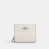Cartera con cierre a presión en Signature Canvas