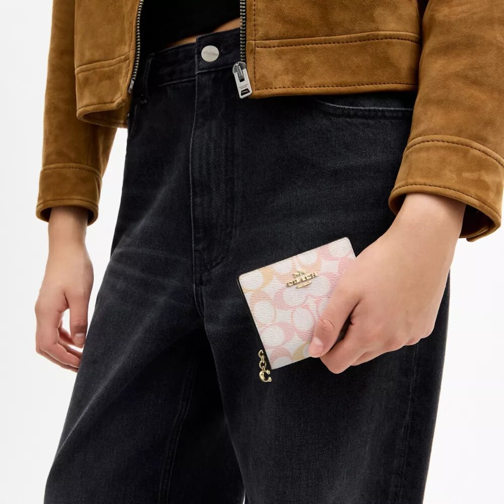 Cartera con cierre a presión en Signature Canvas