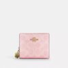 Cartera con cierre a presión en Signature Canvas con Charms