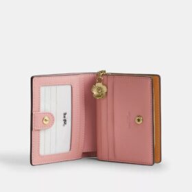 Cartera con cierre a presión en Signature Canvas con Charms
