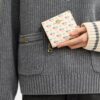 Cartera con cierre a presión, estampado floral y Charms
