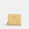 Cartera con cierre a presión y Charms