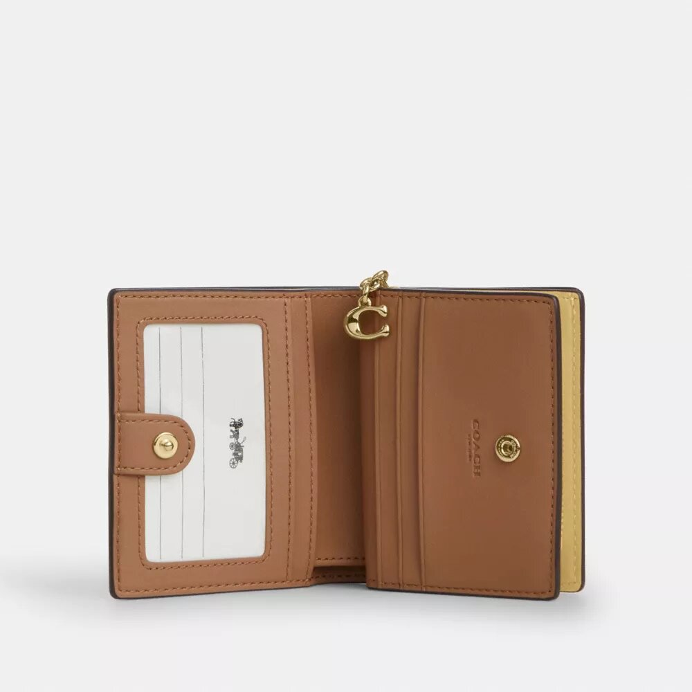 Cartera con cierre a presión y Charms