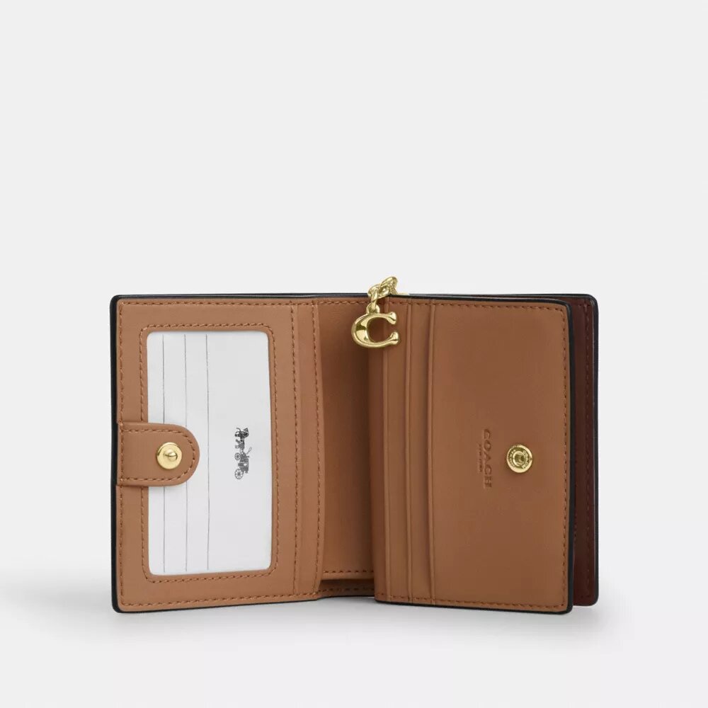 Cartera con cierre a presión y Charms