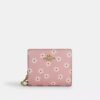 Cartera con cierre a presión y estampado floral