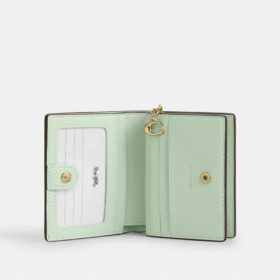 Cartera con cierre a presión y estampado floral