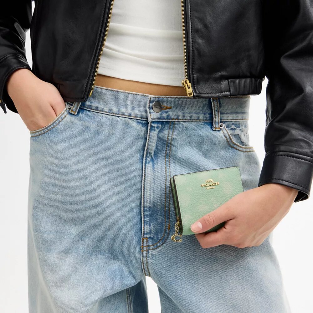 Cartera con cierre a presión y estampado floral
