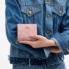 Cartera con cierre a presión y estampado floral
