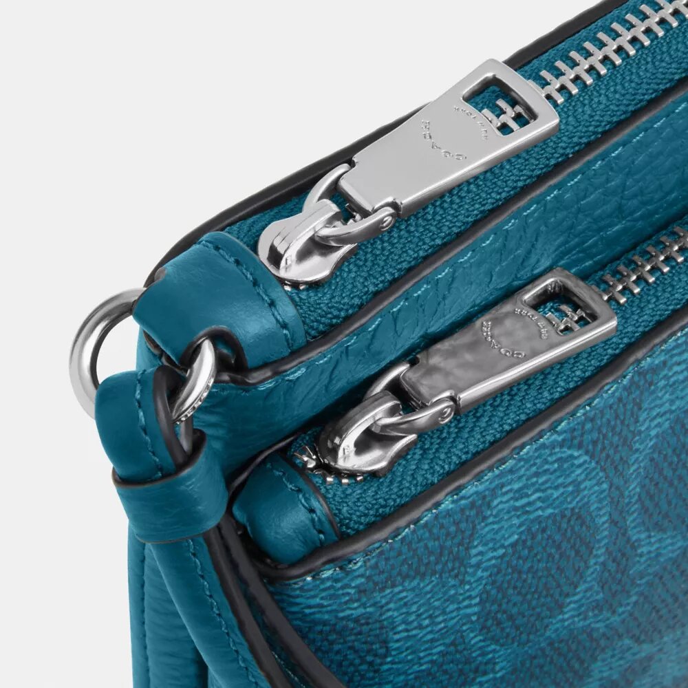 Cartera con doble cremallera en Signature Canvas