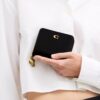 Cartera esencial con Charms