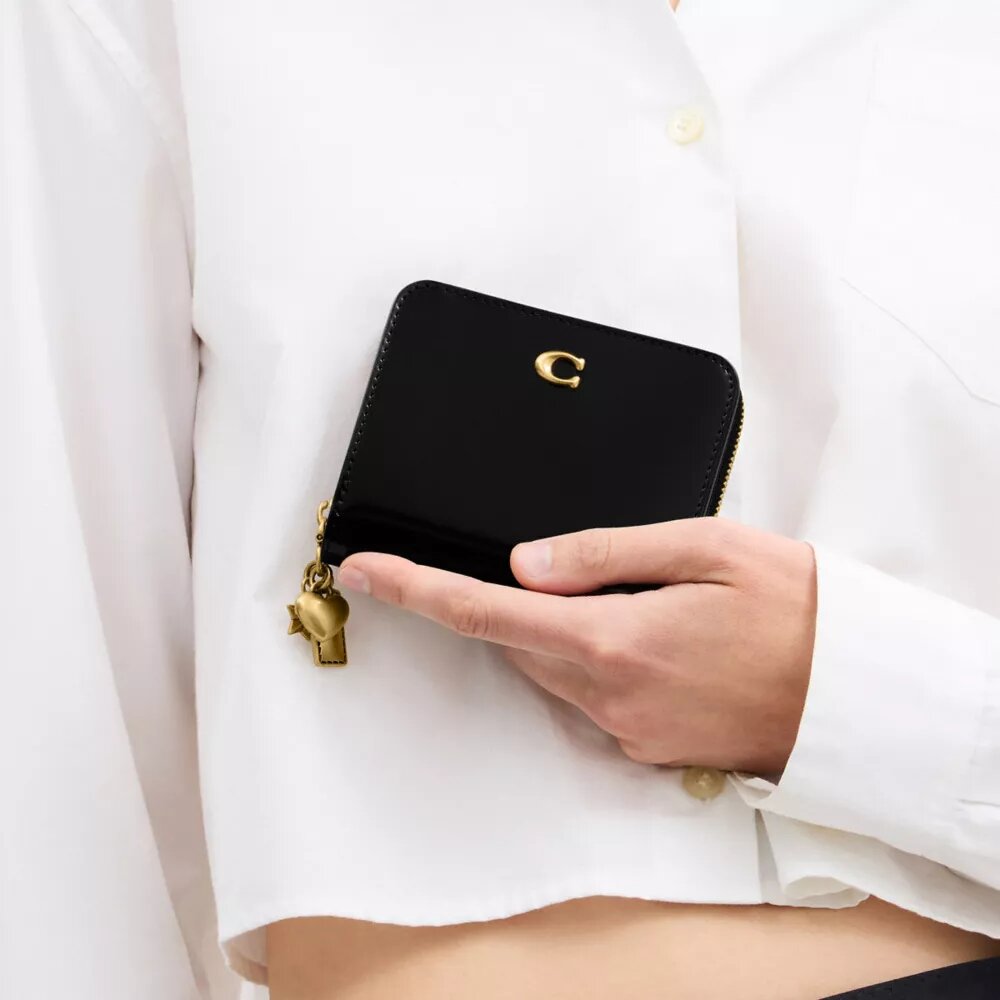 Cartera esencial con Charms