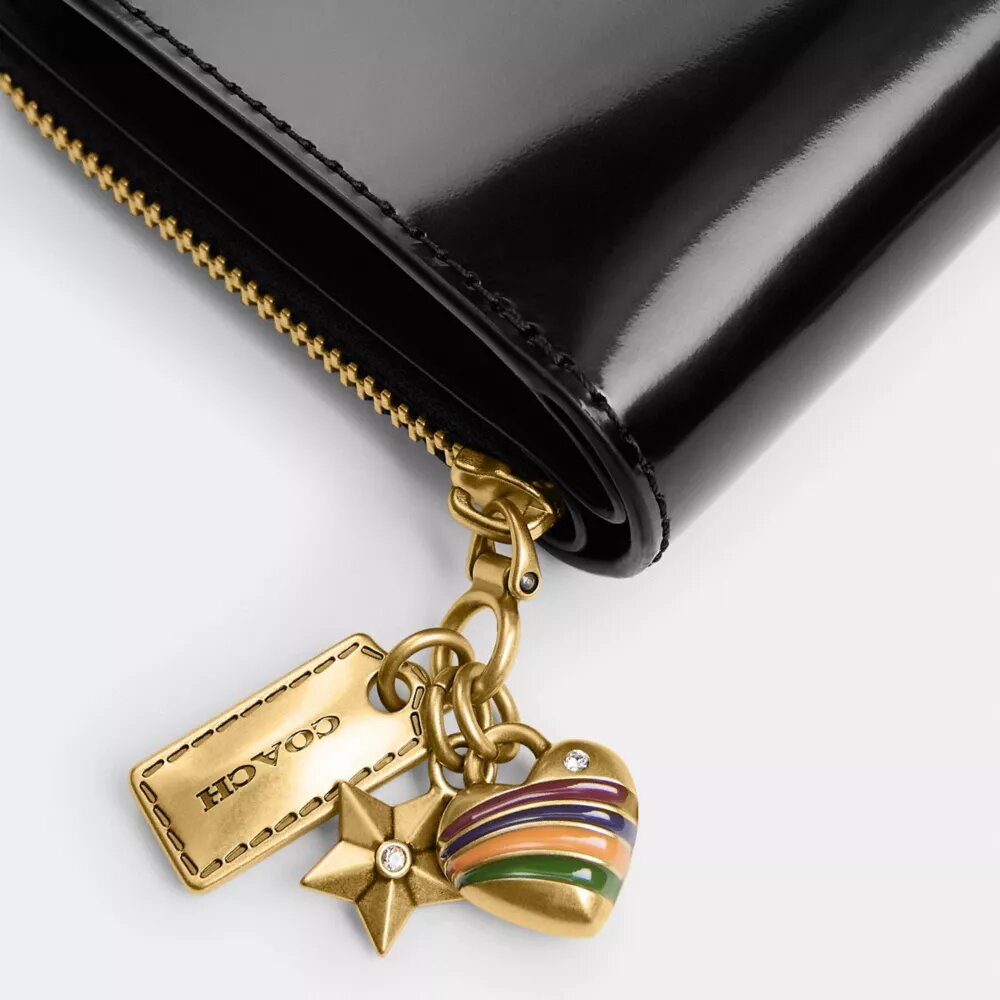 Cartera esencial con Charms