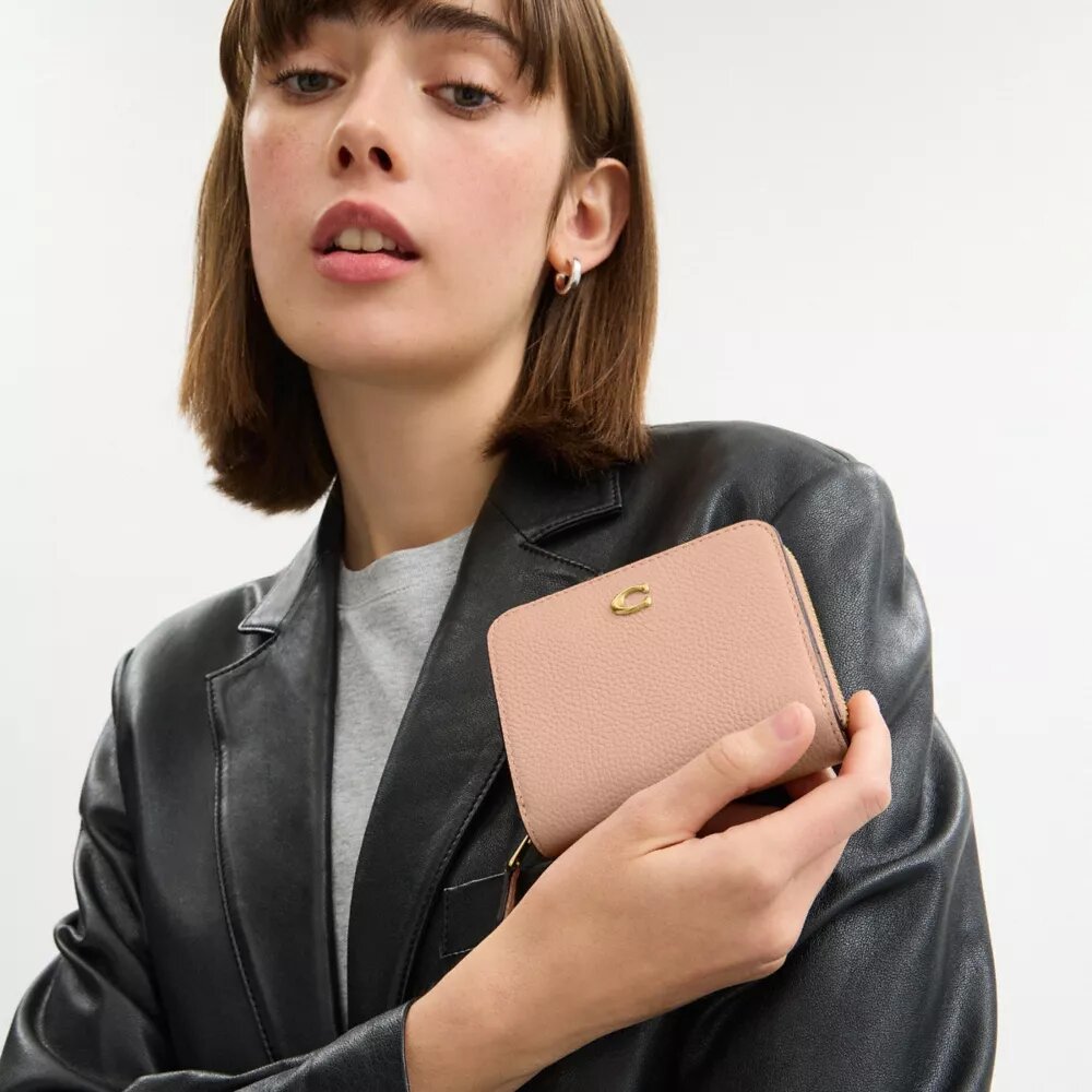 Cartera esencial con diseño en bloques de color