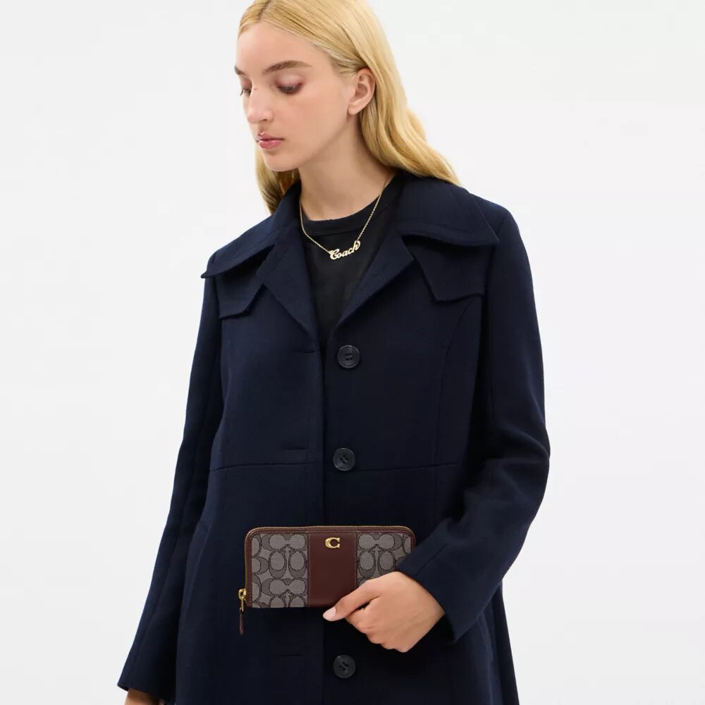 Cartera esencial delgada tipo acordeón con cremallera en nuestro jacquard característico