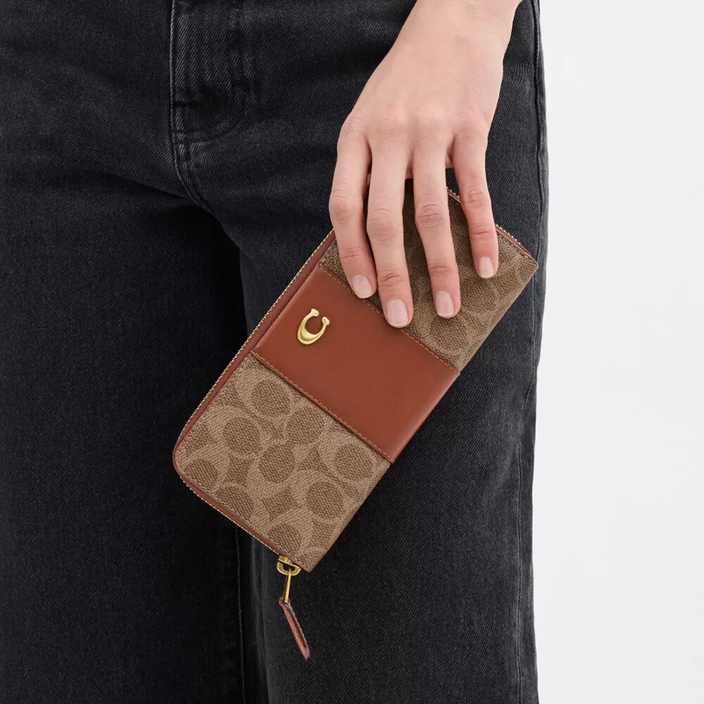 Cartera esencial delgada tipo acordeón con cremallera en Signature Canvas