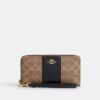 Cartera larga con cremallera envolvente en Signature Canvas con rayas