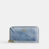 Cartera larga con cremallera perimetral en denim desgastado