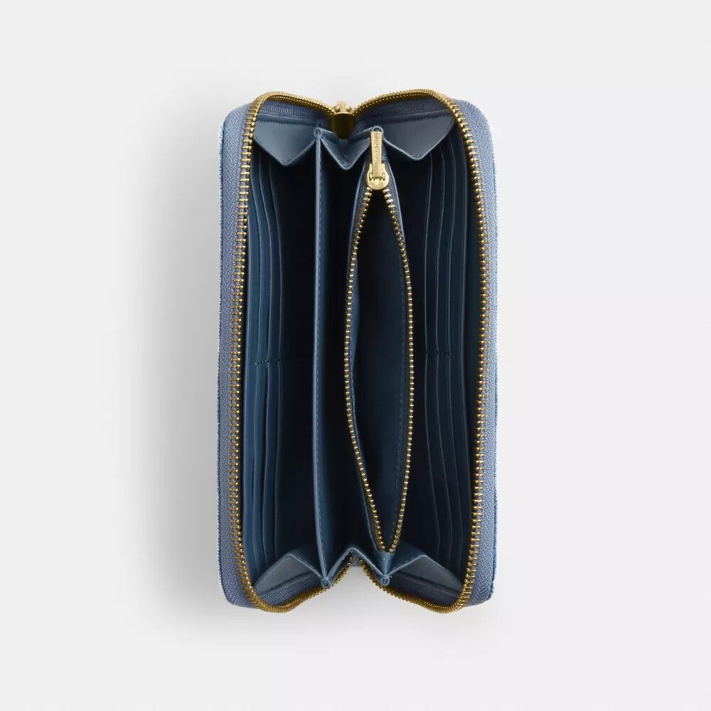 Cartera larga con cremallera perimetral en denim desgastado