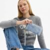 Cartera larga con cremallera perimetral en denim desgastado