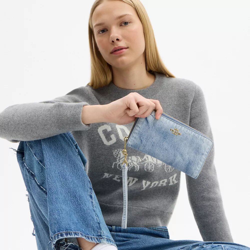 Cartera larga con cremallera perimetral en denim desgastado