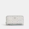 Cartera larga con cremallera perimetral en Signature Canvas