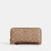 Cartera larga con cremallera perimetral en Signature Canvas
