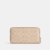 Cartera larga con cremallera perimetral en Signature Canvas