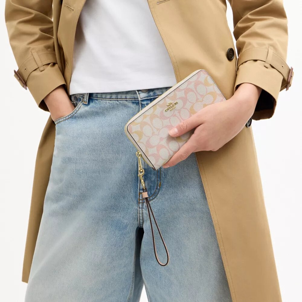 Cartera larga con cremallera perimetral en Signature Canvas