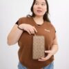 Cartera larga con cremallera perimetral en Signature Canvas