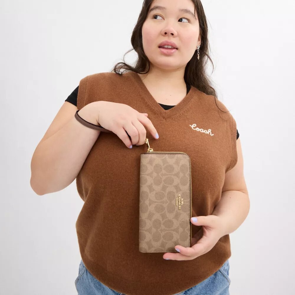 Cartera larga con cremallera perimetral en Signature Canvas