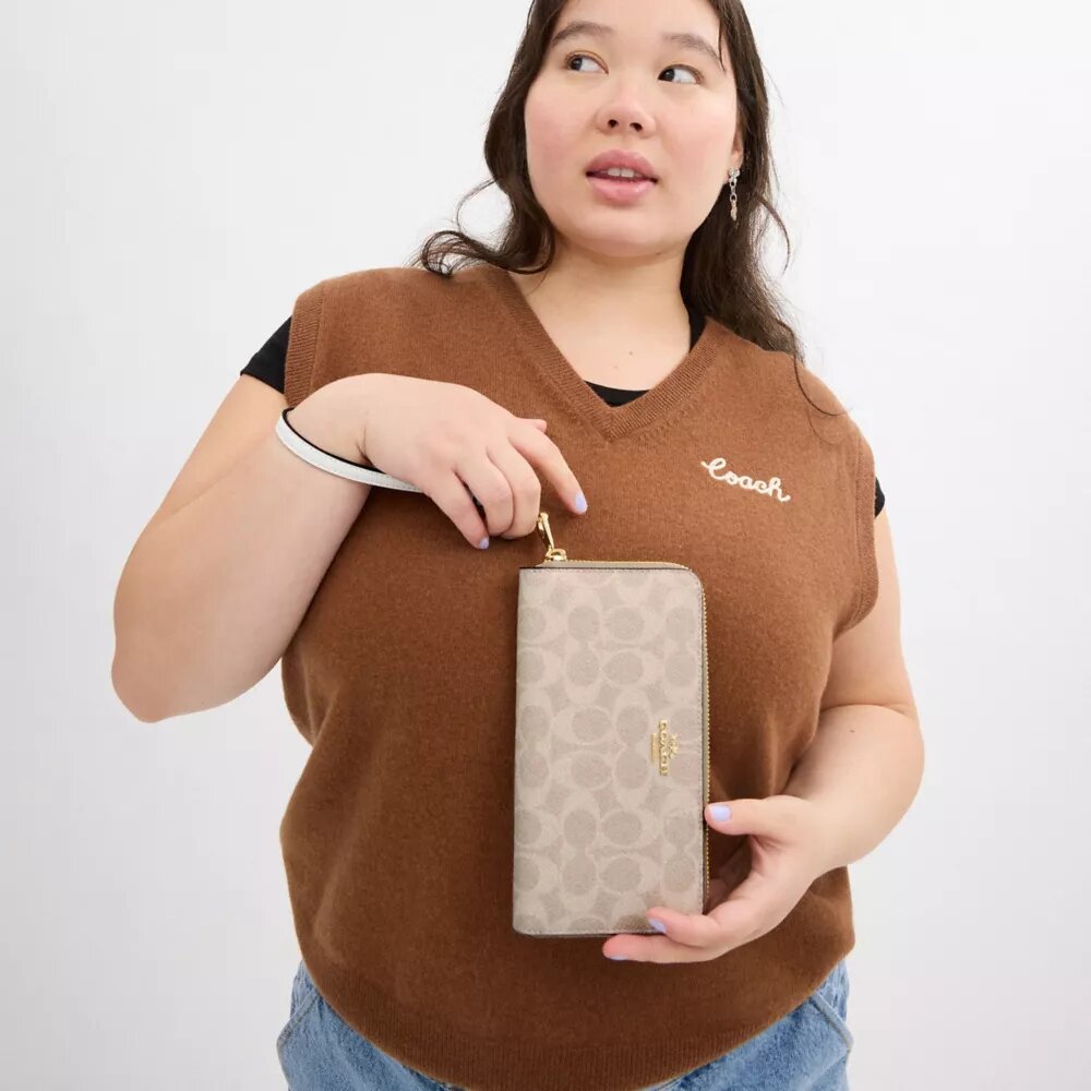 Cartera larga con cremallera perimetral en Signature Canvas