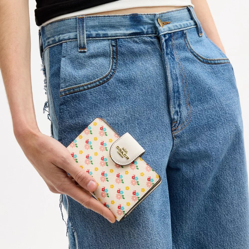Cartera mediana con cremallera en esquina y estampado floral