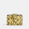 Cartera mediana con cremallera en la esquina