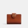 Cartera mediana con cremallera en la esquina