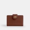 Cartera mediana con cremallera en la esquina