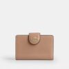 Cartera mediana con cremallera en la esquina