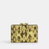 Cartera mediana con cremallera en la esquina