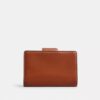 Cartera mediana con cremallera en la esquina