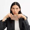 Cartera mediana con cremallera en la esquina