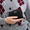 Cartera mediana con cremallera en la esquina