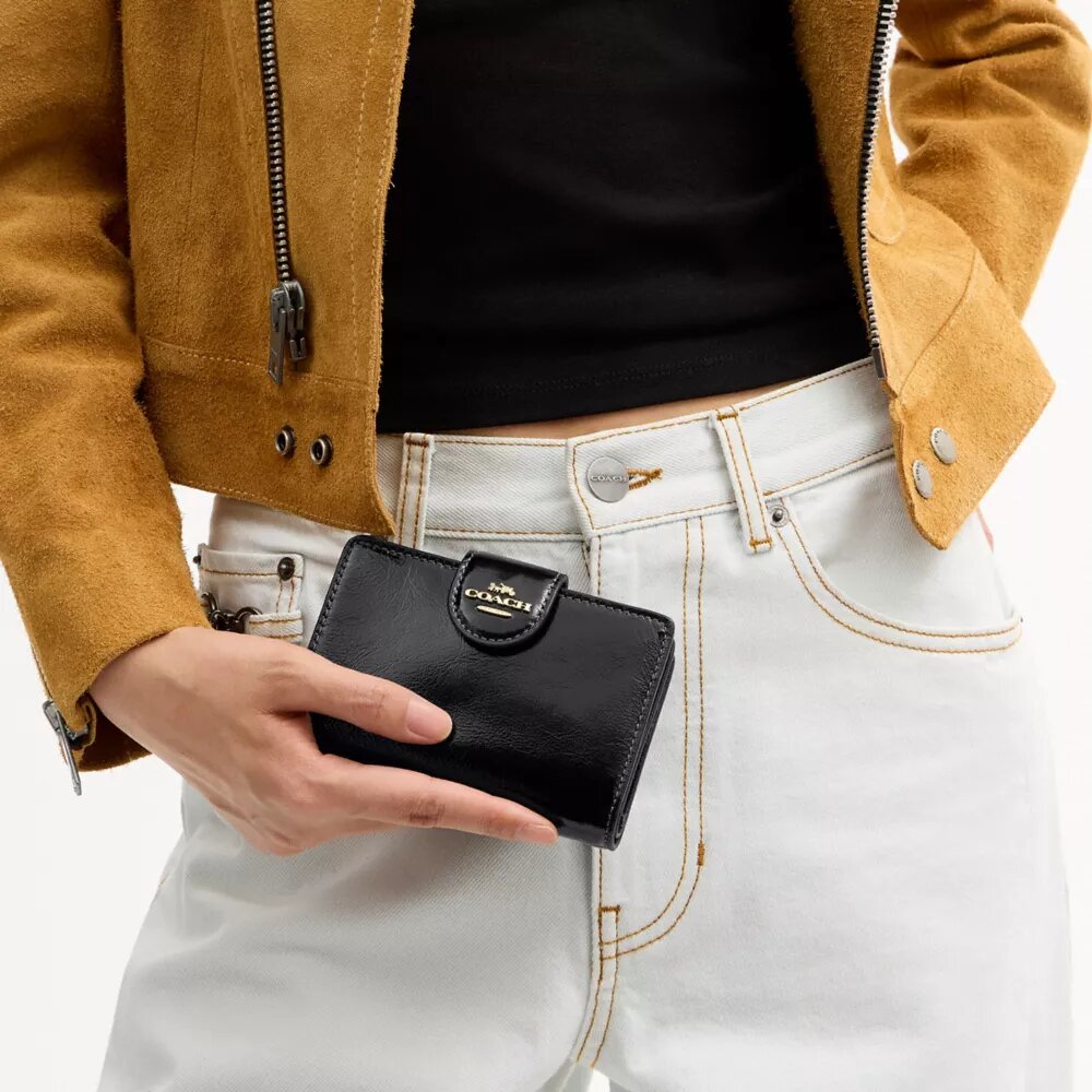 Cartera mediana con cremallera en la esquina