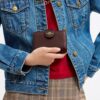 Cartera mediana con cremallera en la esquina