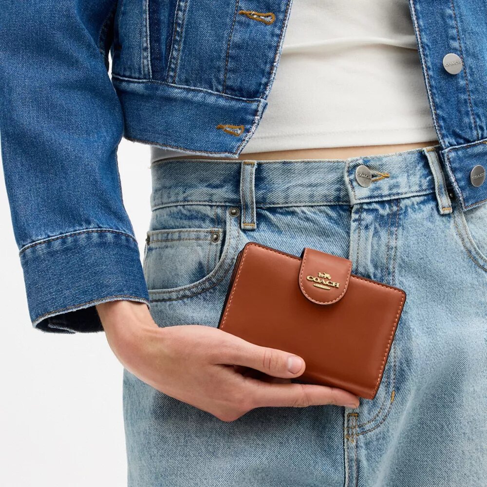 Cartera mediana con cremallera en la esquina